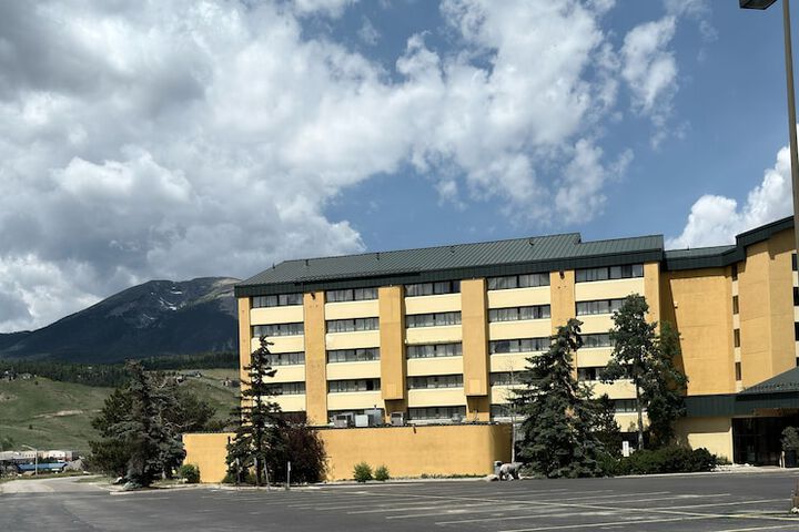 Mountain Valley Inn & Suites