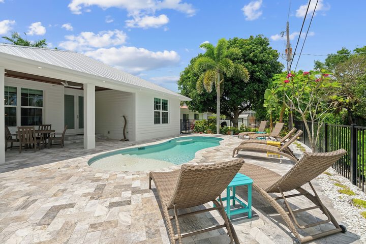 Sardinia Vacation Rental: Delightful Coastal Home near Vanderbilt Beach. Relax in a Private Pool and Spacious 4-BR Retreat with Modern Amenities. Ideal for Families. Minutes from Mercato and Local Attractions