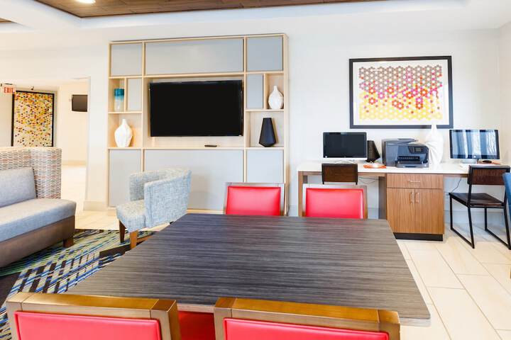Holiday Inn Express & Suites Shelbyville by IHG