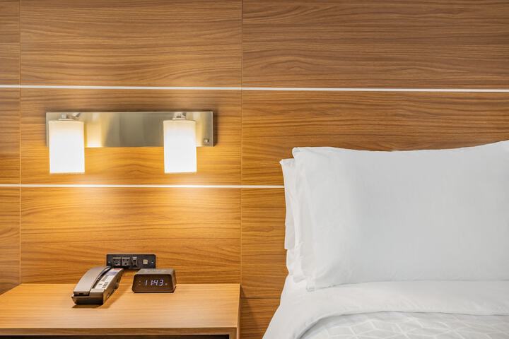 Holiday Inn Express & Suites Lincoln Downtown by IHG