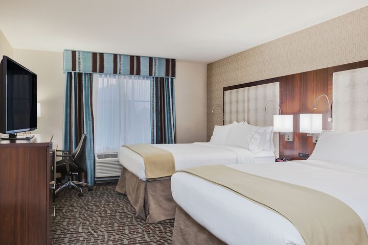 Holiday Inn Express & Suites Eureka by IHG