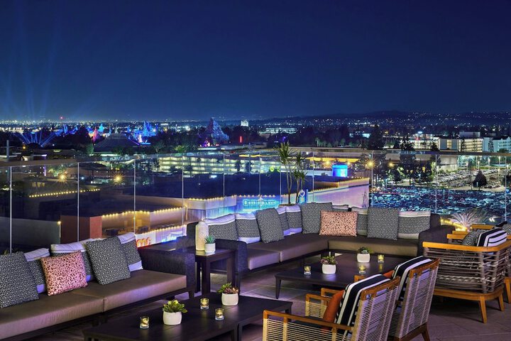 Lounge 128 of 153