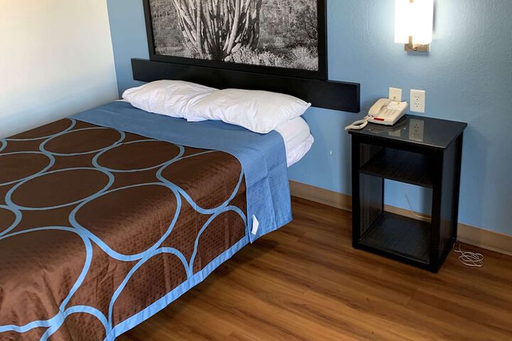 Room 4 of 12