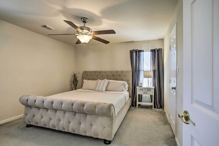 Luxe Home 30 Miles to Houston w / Pool & Grill