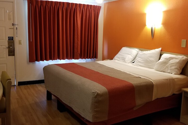 Room 23 of 28