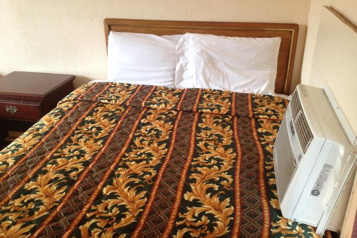 Room 10 of 14