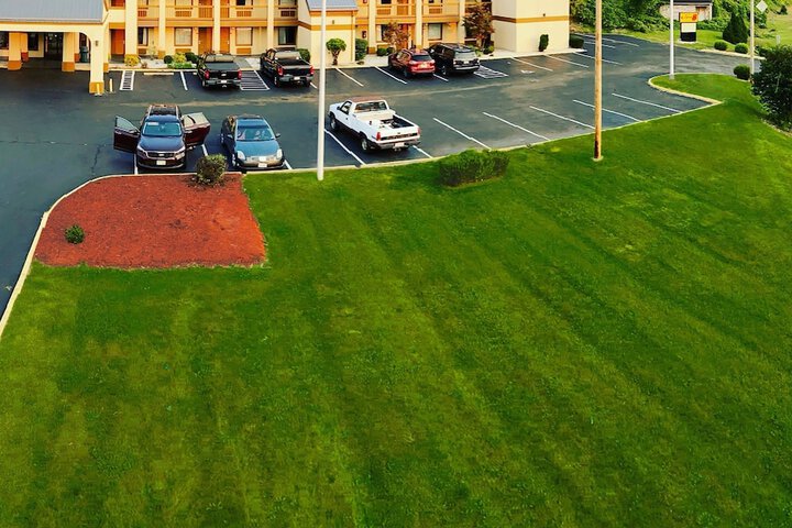 Hotel Exterior 60 of 72