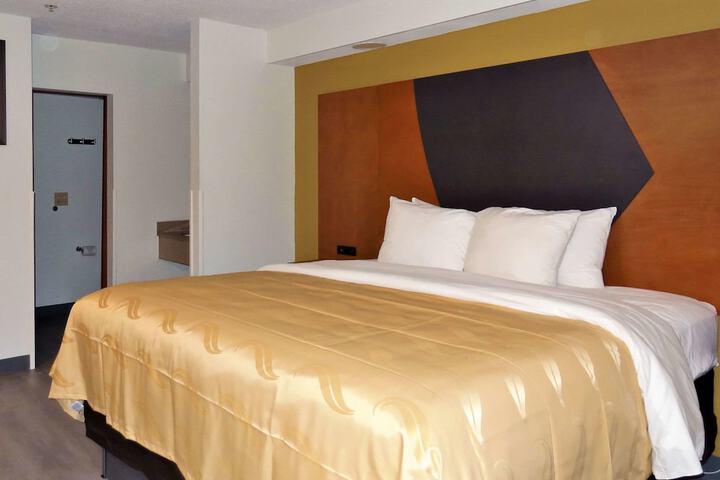 Room 17 of 28