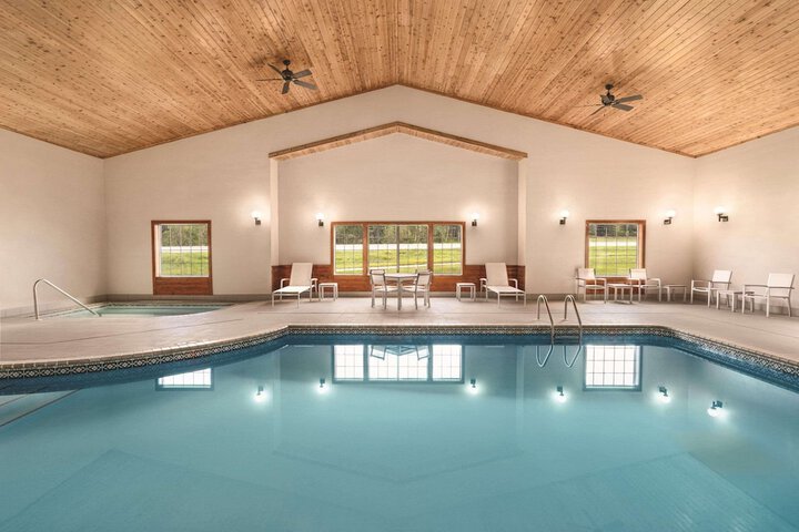 Country Inn & Suites by Radisson Detroit Lakes