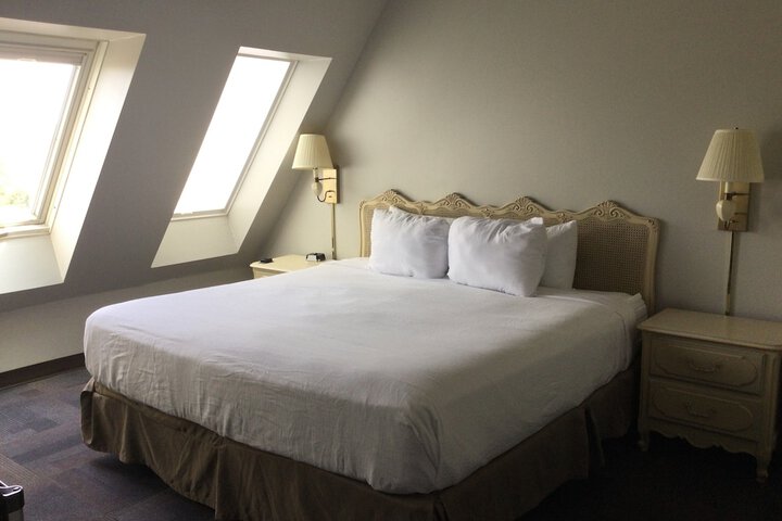 Room 6 of 18