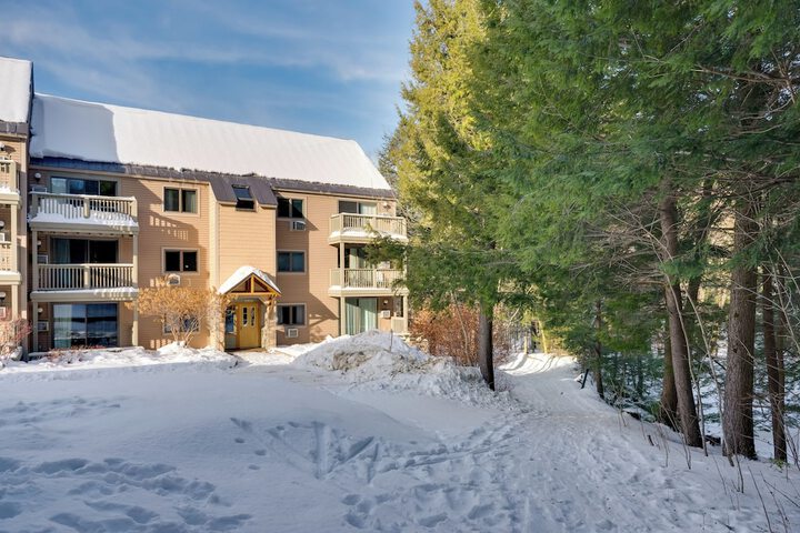 Close to Smuggs Lifts! Cozy Mountain-view Condo