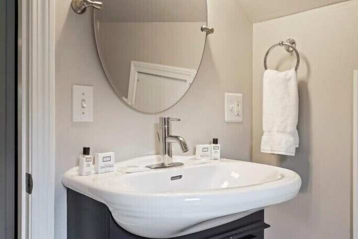 The Aurora Inn & Cottages
