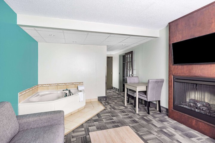 Room 53 of 95
