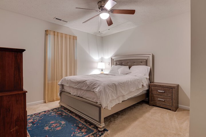 Spacious Home w / Fireplace - Near Golf!