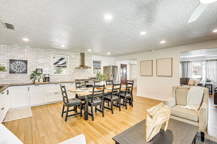 Charming Canalfront Retreat w / Double Boat Slip!