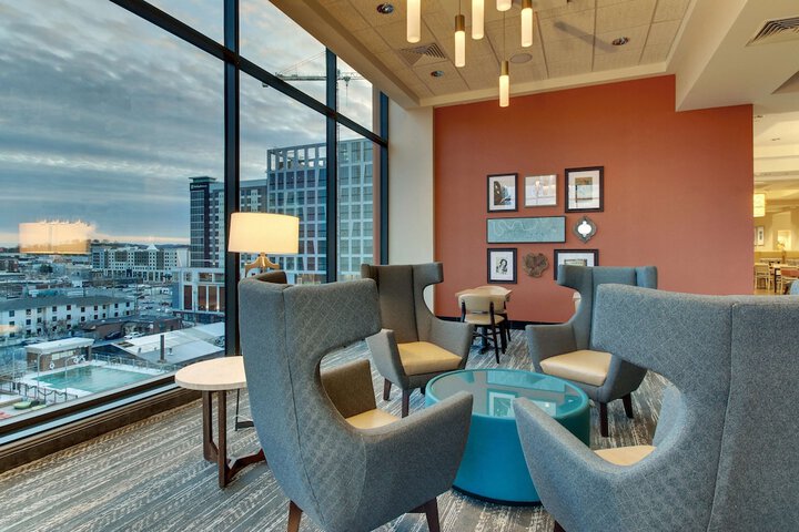 Lounge 68 of 81