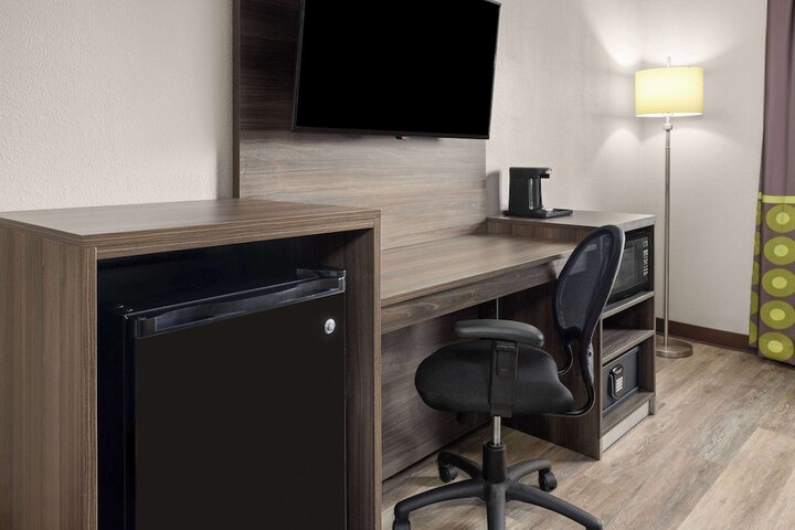 Room 17 of 27