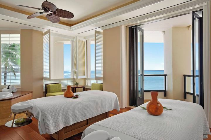 Moana Surfrider a Westin Resort & Spa, Waikiki Beach