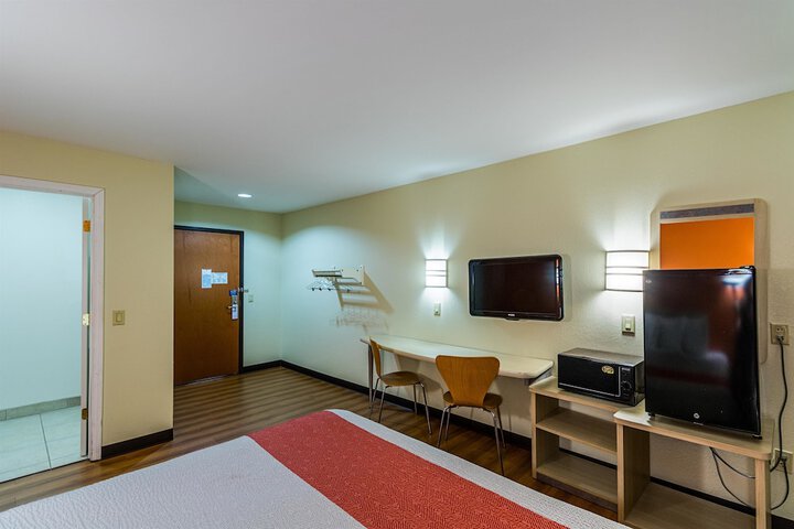 Room 30 of 38
