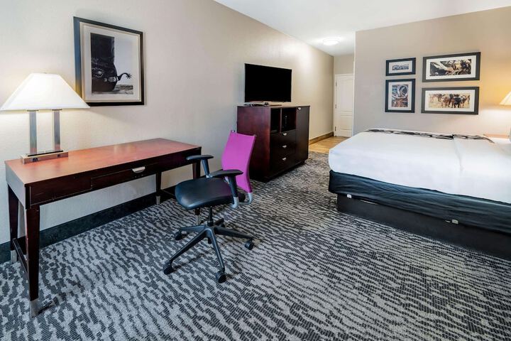 La Quinta Inn & Suites by Wyndham DFW Airport West - Bedford