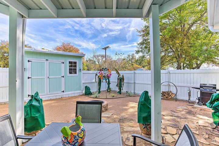 Walk to Cedar Creek Reservoir: Home w / Fire Pit!