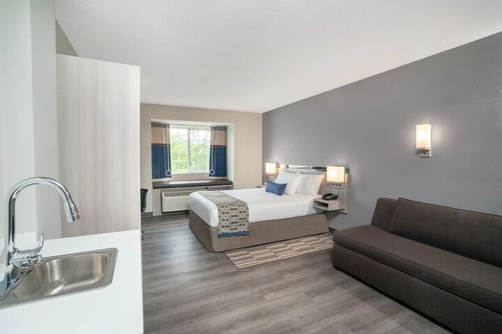 Room 6 of 18