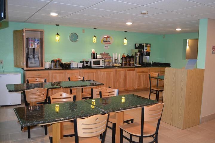 Super 8 by Wyndham Devils Lake