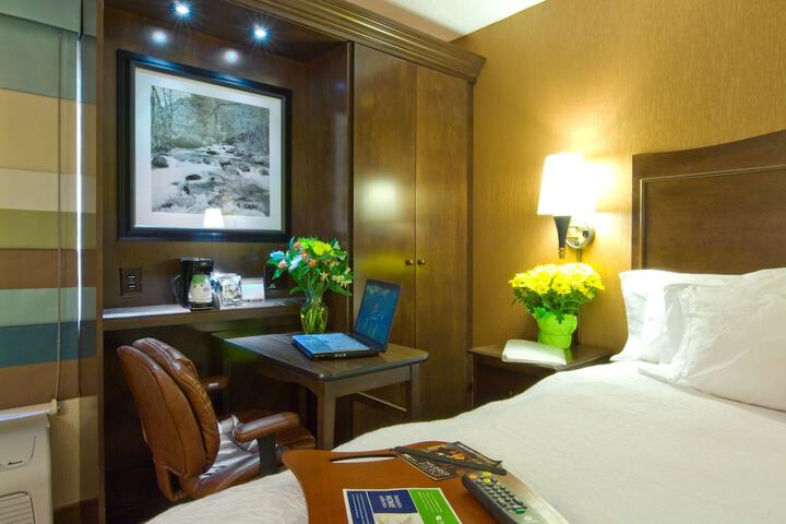 Room 27 of 77