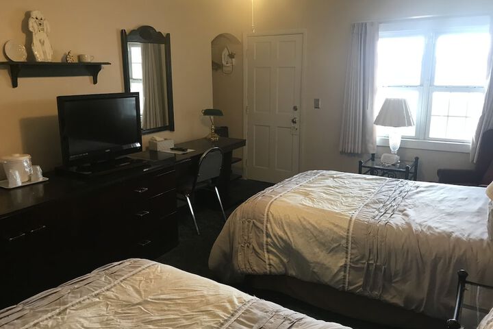 Longhouse Lodge Motel
