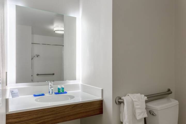 Holiday Inn Express & Suites Vandalia by IHG