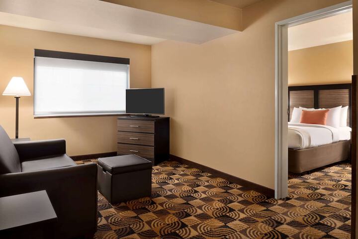 Hawthorn Extended Stay by Wyndham Milwaukee Airport