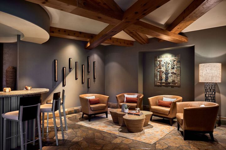Lounge 113 of 145