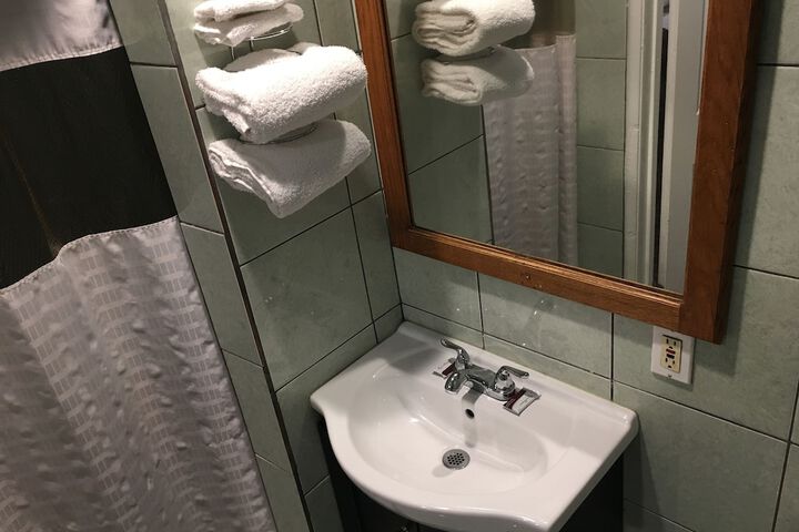 Room 33 of 65