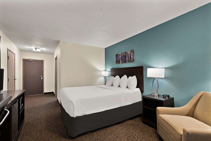 Room 35 of 77