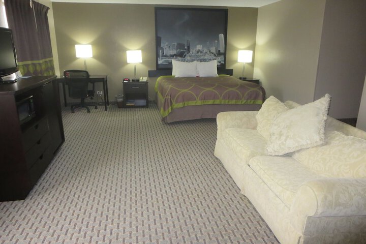 Super 8 by Wyndham Mundelein / Libertyville Area