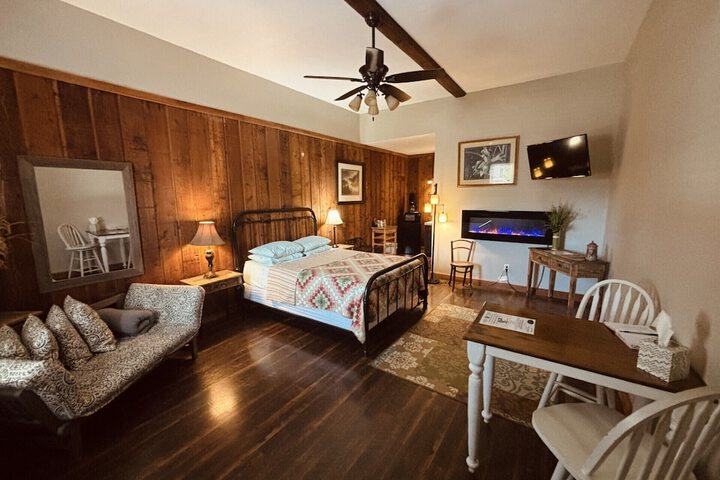 The Iris Garden Downtown Cottages and Suites