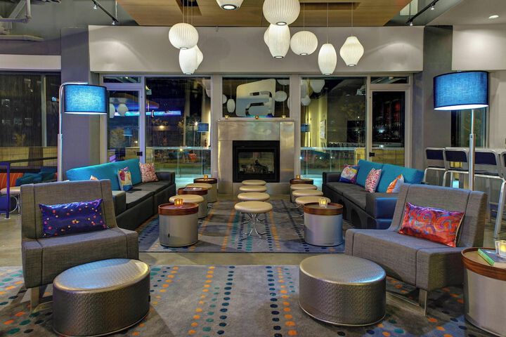 Lounge 36 of 40