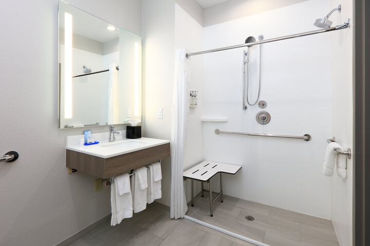 Holiday Inn Express & Suites North Dallas at Preston by IHG
