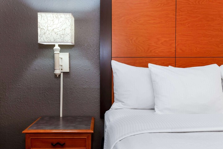 Room 27 of 65