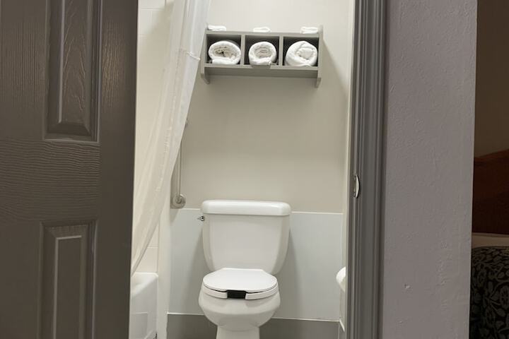 Room 8 of 16