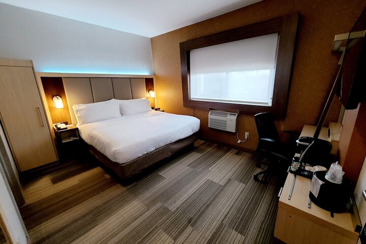 Room 9 of 18