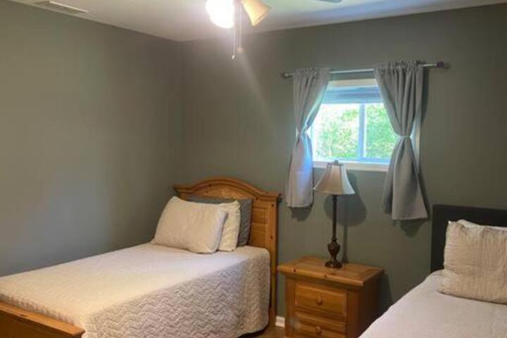 102 Acre Pet Friendly Horse Farm! Bring your horse too!
