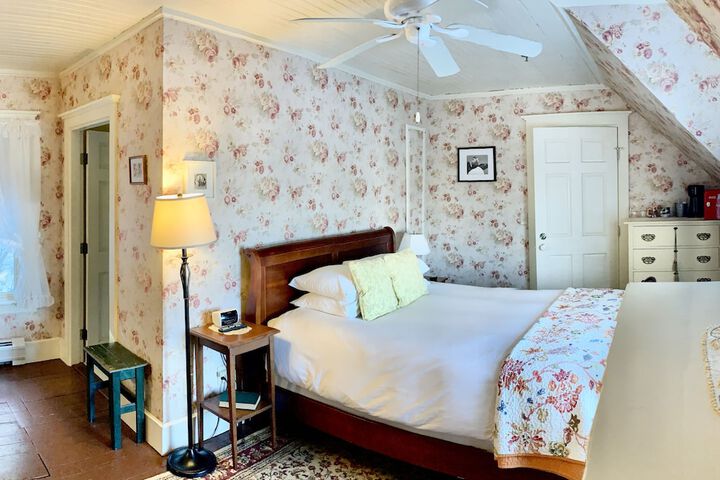 Room 7 of 12