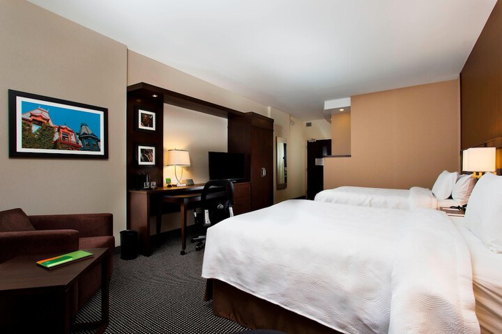 Room 11 of 32