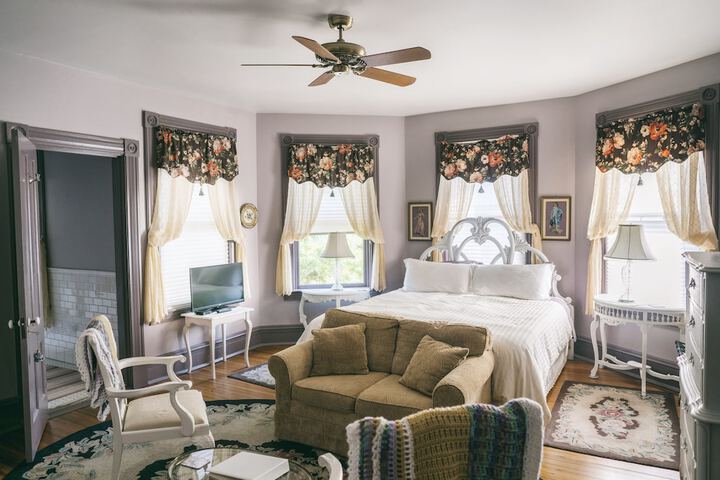 Room 32 of 60