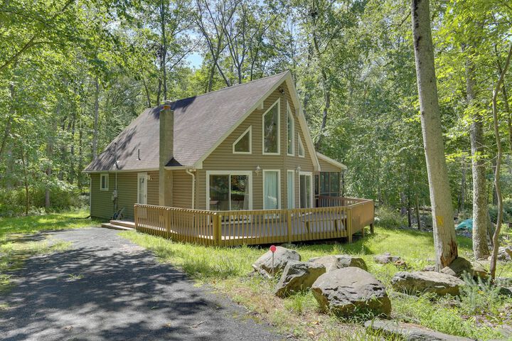 Pools Hot Tub & More: Bushkill Mountain Getaway!
