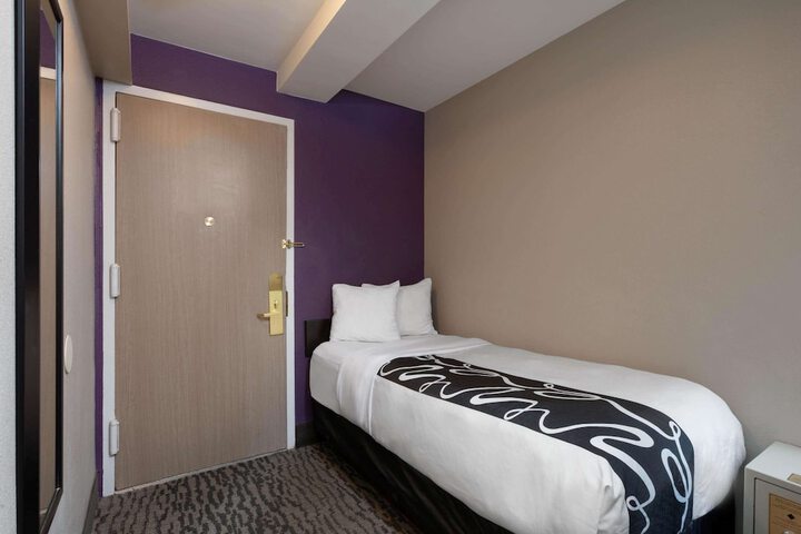 Room 16 of 33
