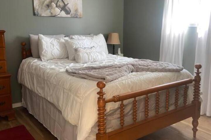 102 Acre Pet Friendly Horse Farm! Bring your horse too!