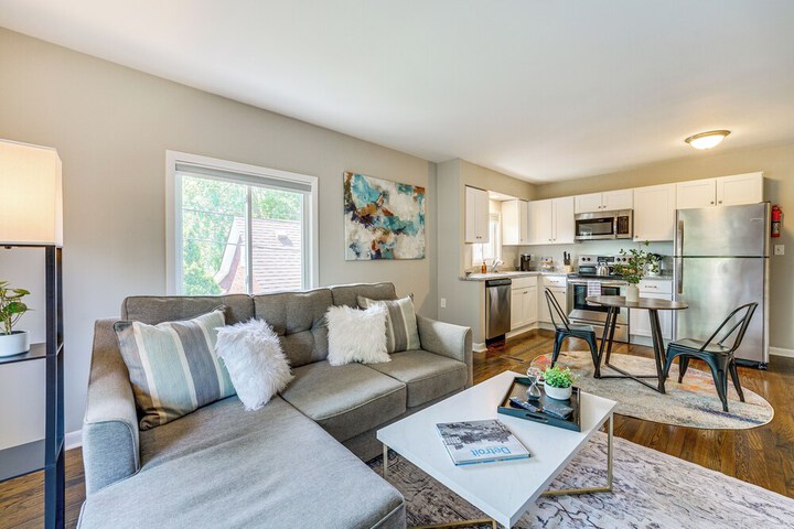 Top-floor Wyandotte Apt Near Detroit Riverfront!