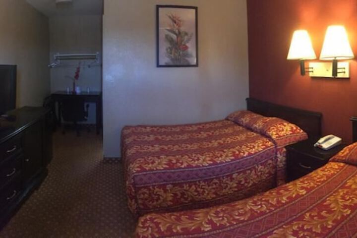 Hilltop Inn & Suites